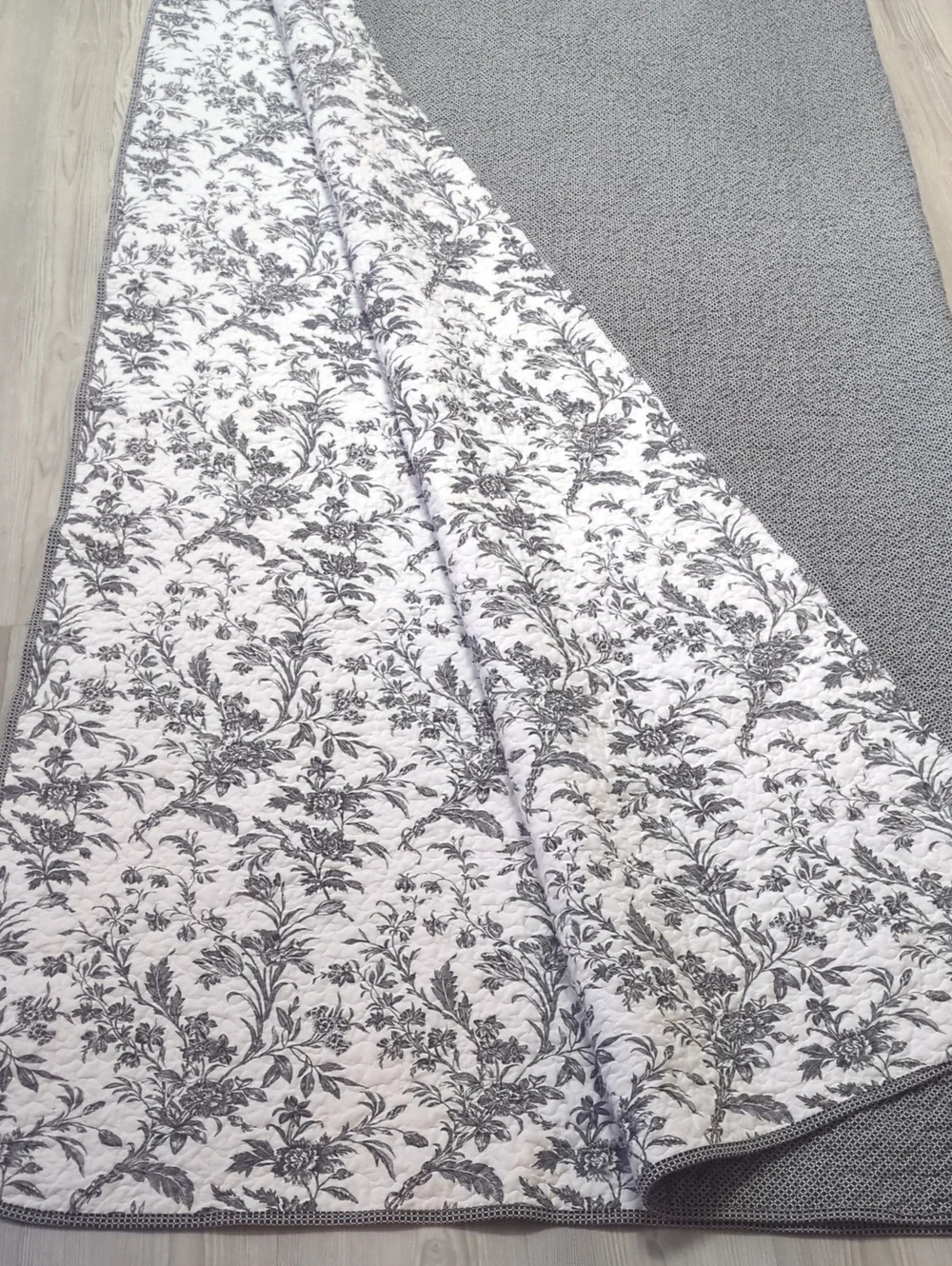 Laura Ashley Queen Quilt 90x90 Black White Floral Toile Cotton Reversible Beddin